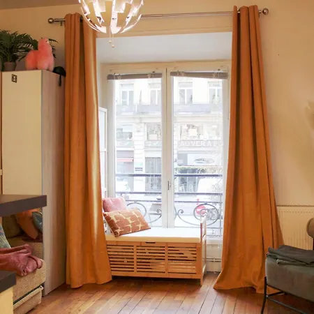 Charming A Stones Throw From The Metro דירה *