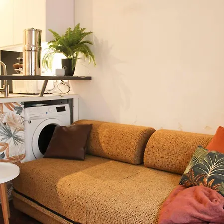 Charming A Stones Throw From The Metro *