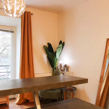 Apartament Charming A Stones Throw From The Metro *