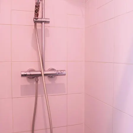 Charming A Stones Throw From The Metro *