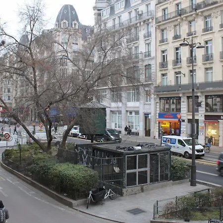 Charming A Stones Throw From The Metro Apartamento