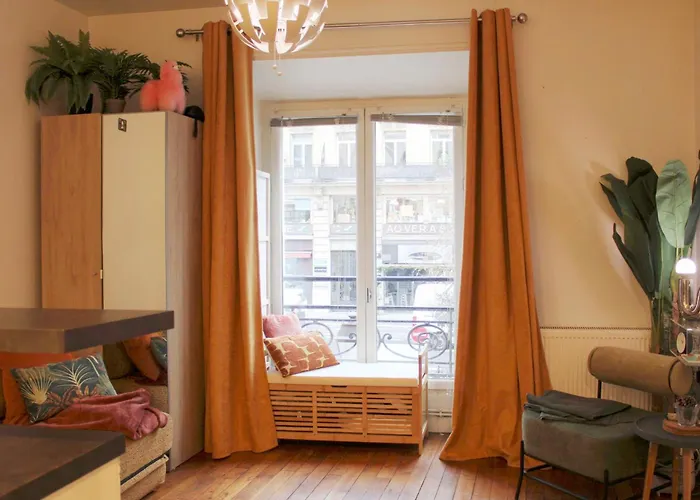 Charming A Stones Throw From The Metro 아파트 *