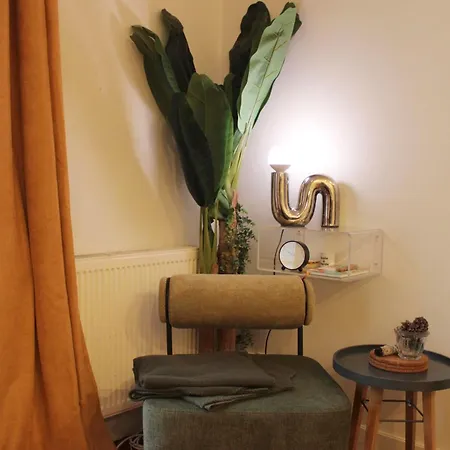 Charming A Stones Throw From The Metro Apartamento