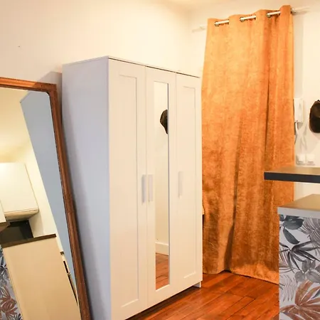 Charming A Stones Throw From The Metro Apartamento Paris