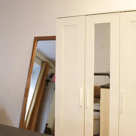 Charming A Stones Throw From The Metro Apartamento