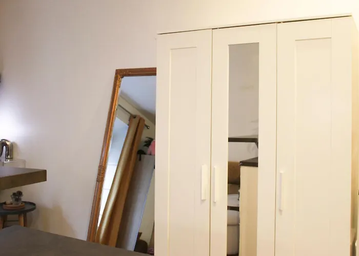 Charming A Stones Throw From The Metro Apartamento