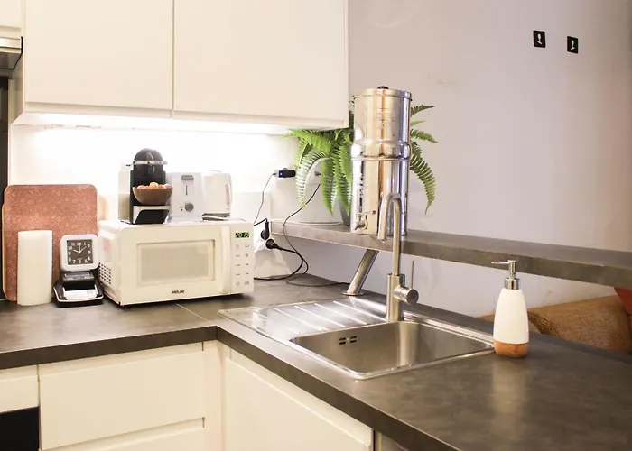 Charming A Stones Throw From The Metro Apartamento *