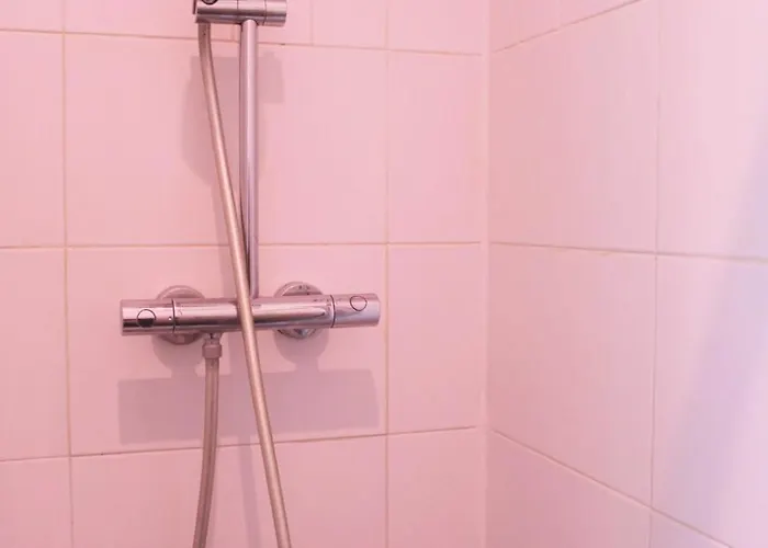 Charming A Stones Throw From The Metro *