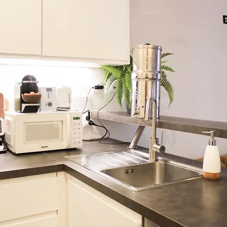 Charming A Stones Throw From The Metro Apartment *