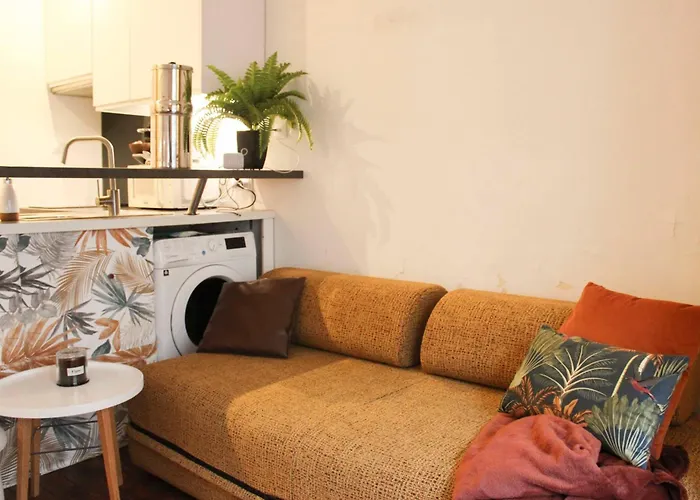 Charming A Stones Throw From The Metro *