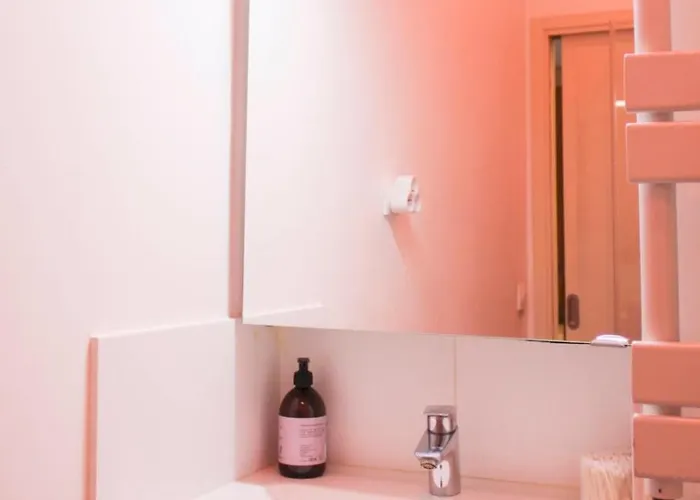 Charming A Stones Throw From The Metro Apartment