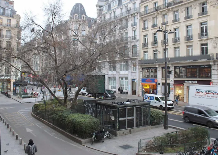 Charming A Stones Throw From The Metro Apartment